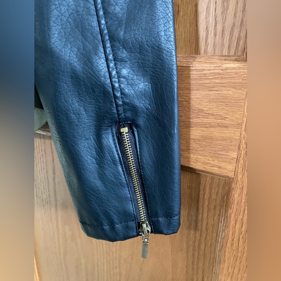 YOKI SPORT from the Outerwear Collection. New York Motto inspired Olive & Black - Picture 9 of 15